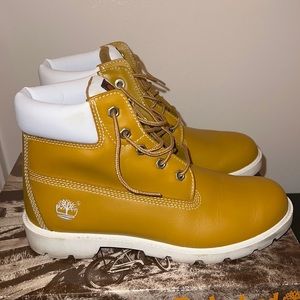 Gently worn leather timberland boot!